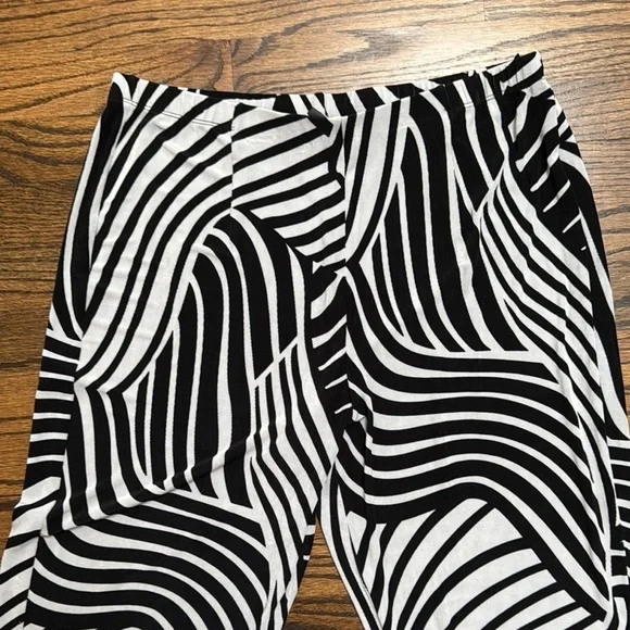 Chico's Travelers Black and Light Gray Wide Leg Pants size L-XL (2) - Picture 2 of 4